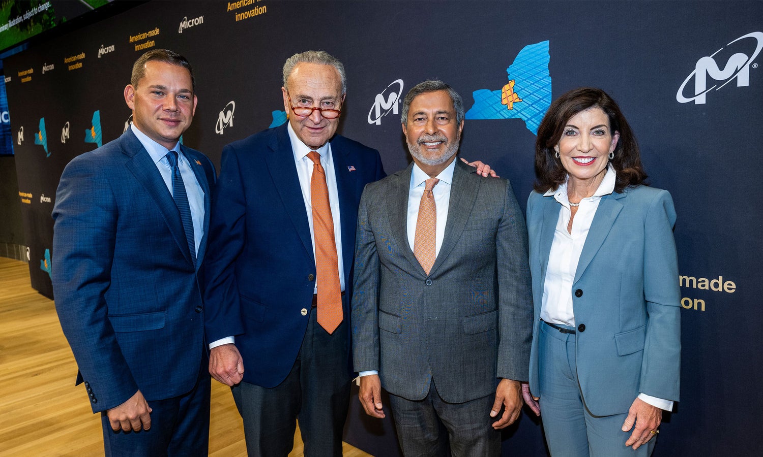 Photo 04 from the New York signing event